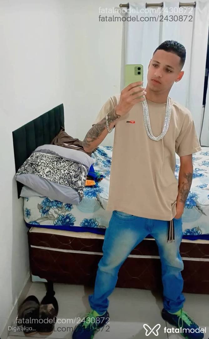 Acompanhante homem com cabelo castanho de olhos verdes - Menor
