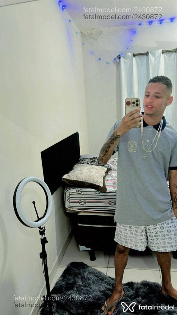 Acompanhante homem com cabelo castanho de olhos verdes - Menor