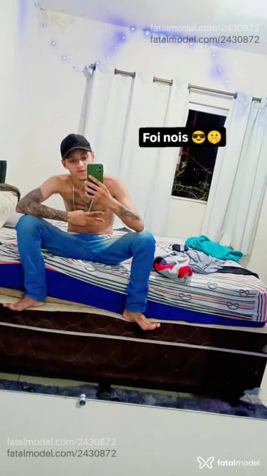 Acompanhante homem com cabelo castanho de olhos verdes - Menor