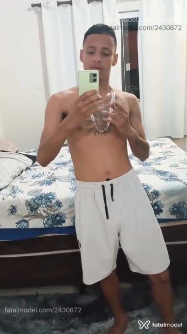 Acompanhante homem com cabelo castanho de olhos verdes - Menor