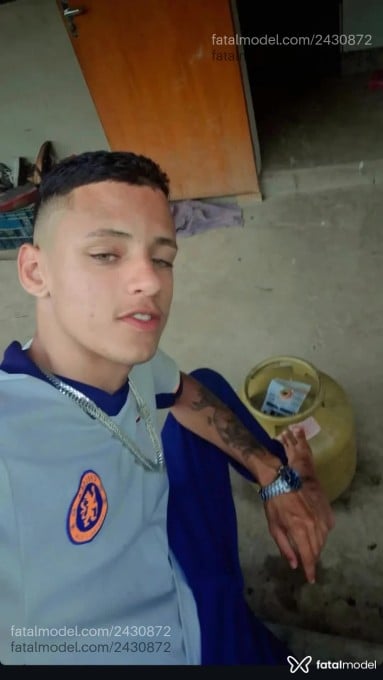 Acompanhante homem com cabelo castanho de olhos verdes - Menor