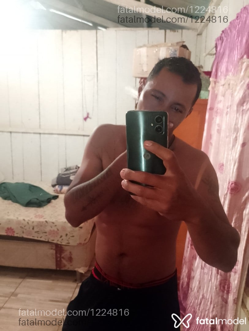 Acompanhante homem morena (o) de olhos mel em Cerejeiras - Wellington