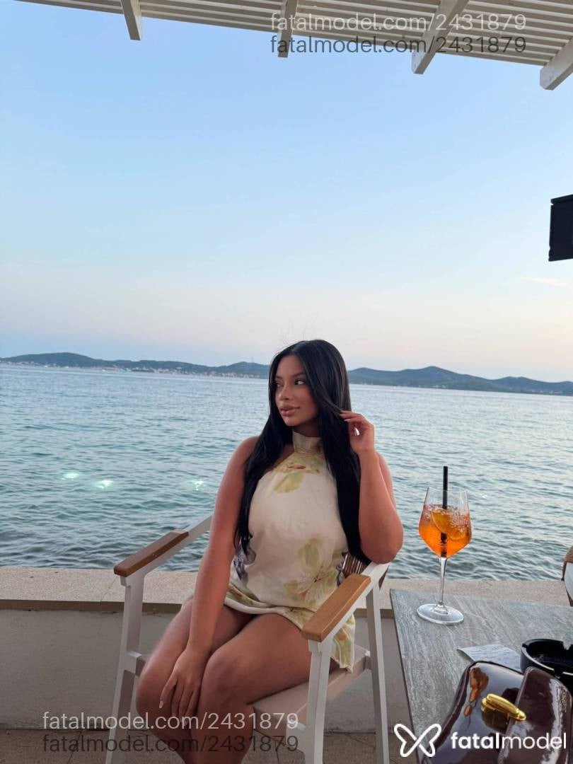 Acompanhante mulher com cabelo castanho de olhos pretos - Julia