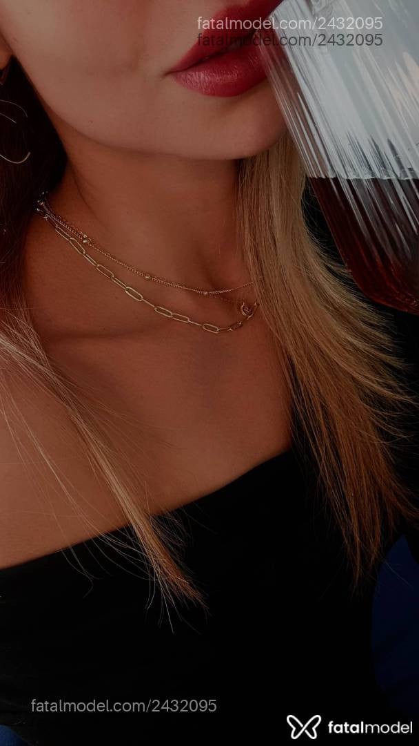 Acompanhante mulher loira (o) de olhos castanhos - Olívia
