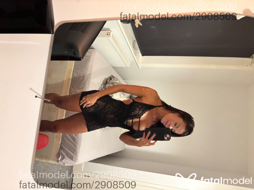 Acompanhante mulher com cabelo castanho de olhos castanhos - Lolla Castro Acompanhante mulher com cabelo castanho de olhos castanhos - Lolla Castro