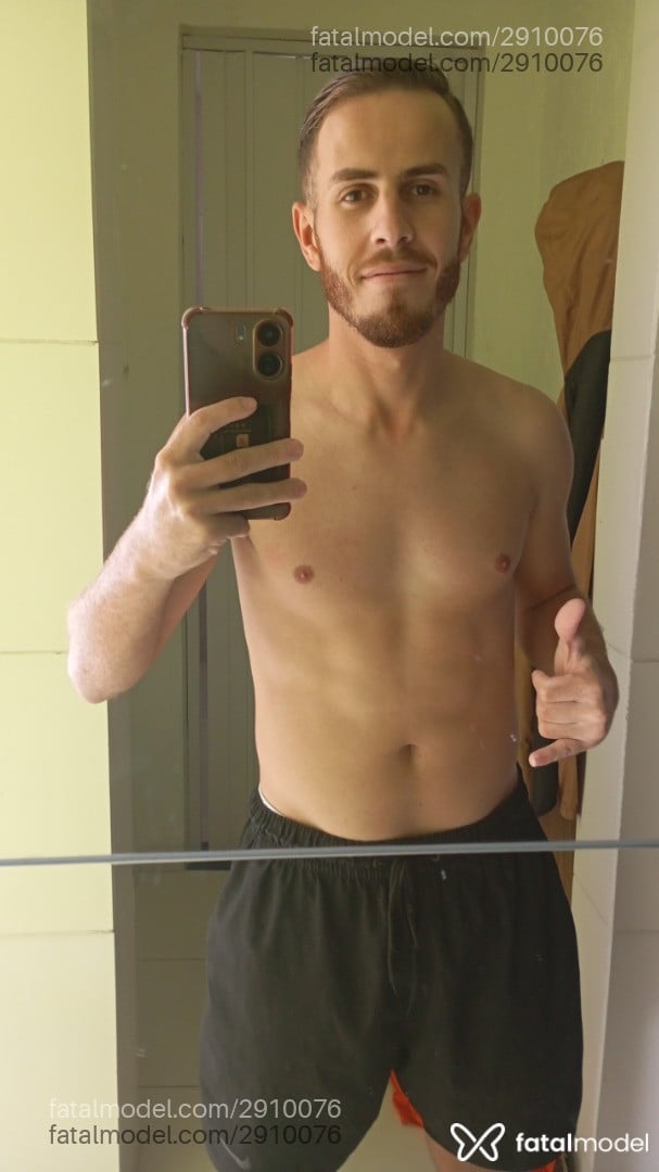 Acompanhante homem com cabelo castanho de olhos castanhos em Virtual - Alemão
