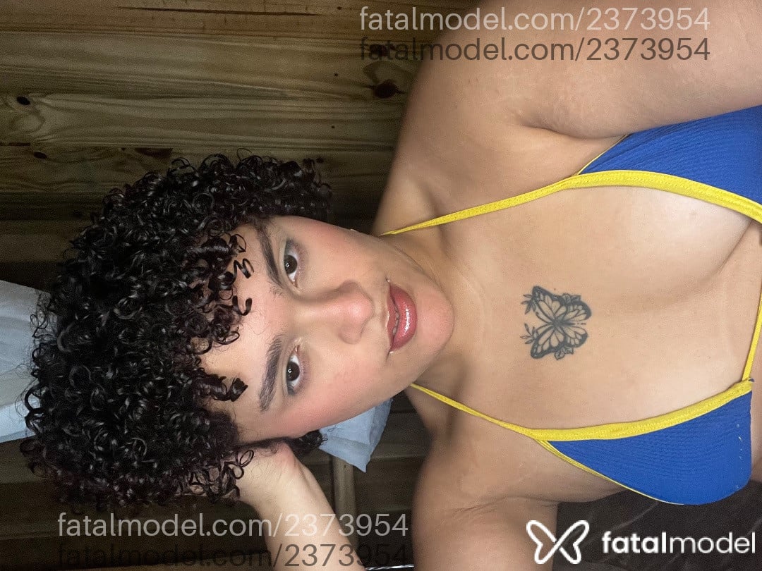 Acompanhante não-binário com cabelo castanho de olhos castanhos em Araranguá - Sarina