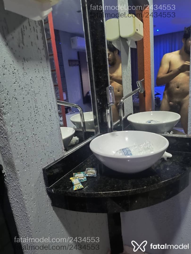 Acompanhante homem com cabelo castanho de olhos castanhos em Curitiba Acompanhante homem com cabelo castanho de olhos castanhos em Curitiba - Marcos Fernandes