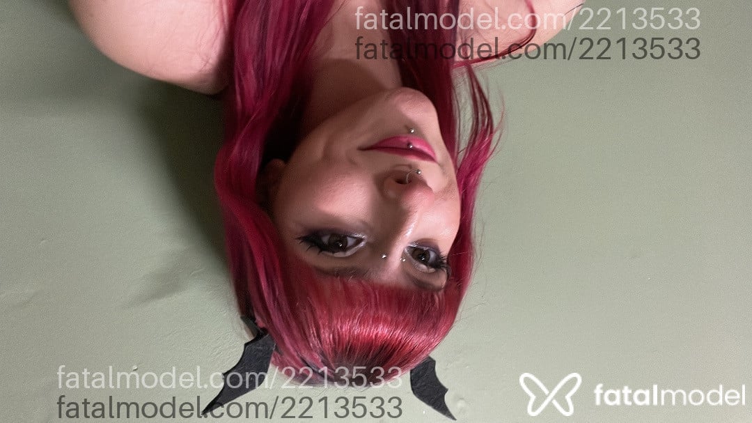 Acompanhante mulher com cabelo colorido de olhos castanhos em Virtual - Marilis
