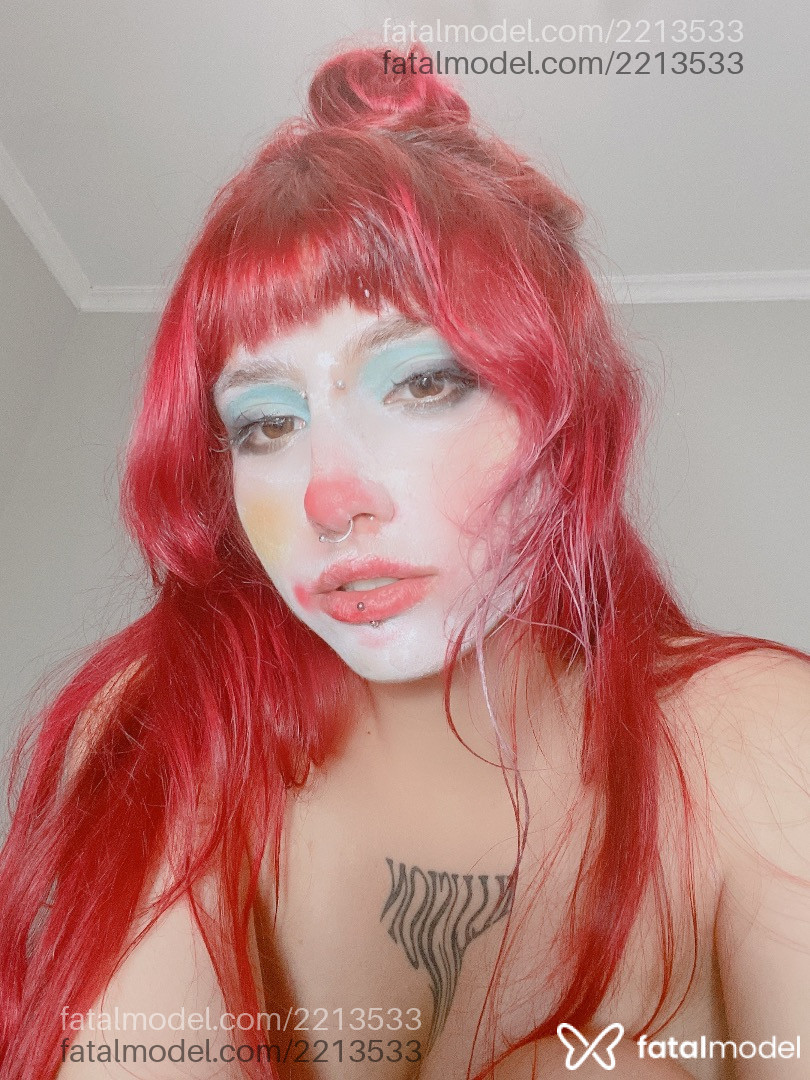 Acompanhante mulher com cabelo colorido de olhos castanhos em Virtual - Marilis