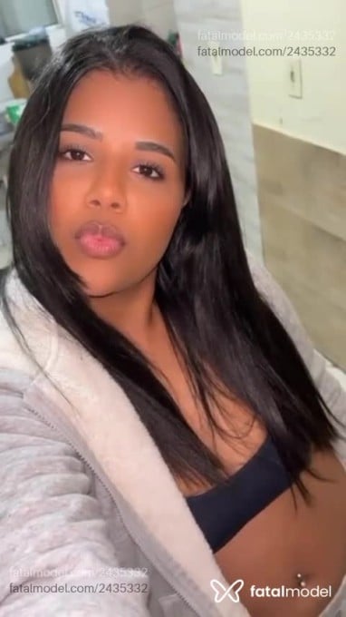 Acompanhante mulher com cabelo castanho de olhos pretos em Florianópolis - Camila