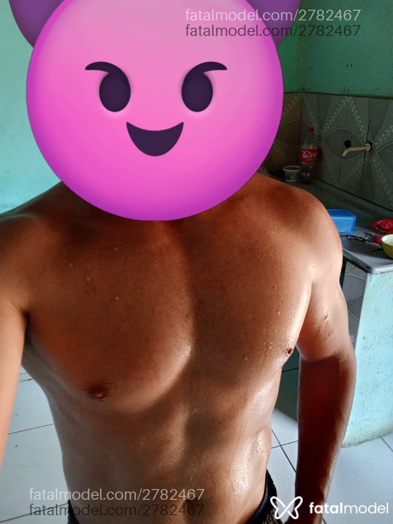 Acompanhante homem com cabelo castanho de olhos verdes - Simão