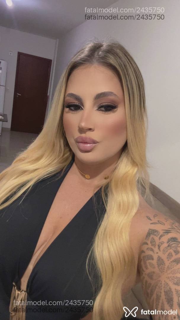 Acompanhante mulher loira (o) de olhos castanhos - Nick