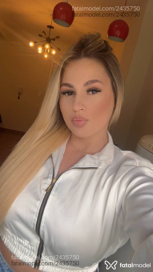 Acompanhante mulher loira (o) de olhos castanhos - Nick