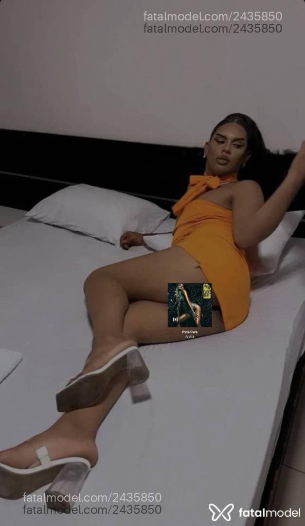 Acompanhante mulher trans com cabelo castanho de olhos castanhos - Gabriela Angell