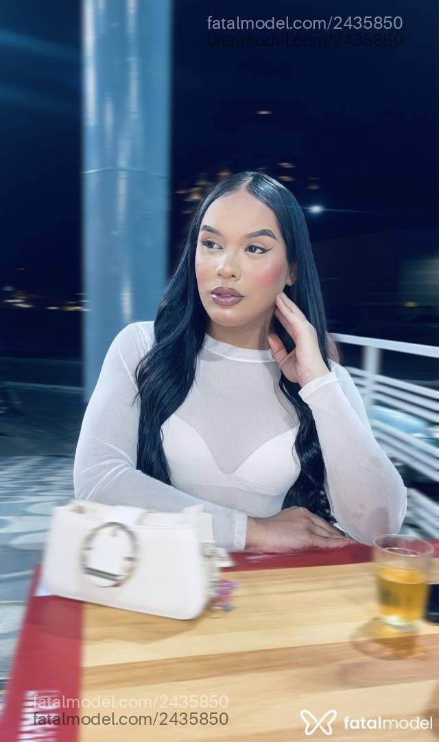 Acompanhante mulher trans com cabelo castanho de olhos castanhos - Gabriela Angell
