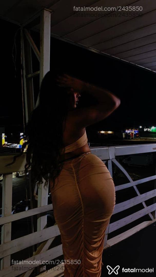 Acompanhante mulher trans com cabelo castanho de olhos castanhos - Gabriela Angell