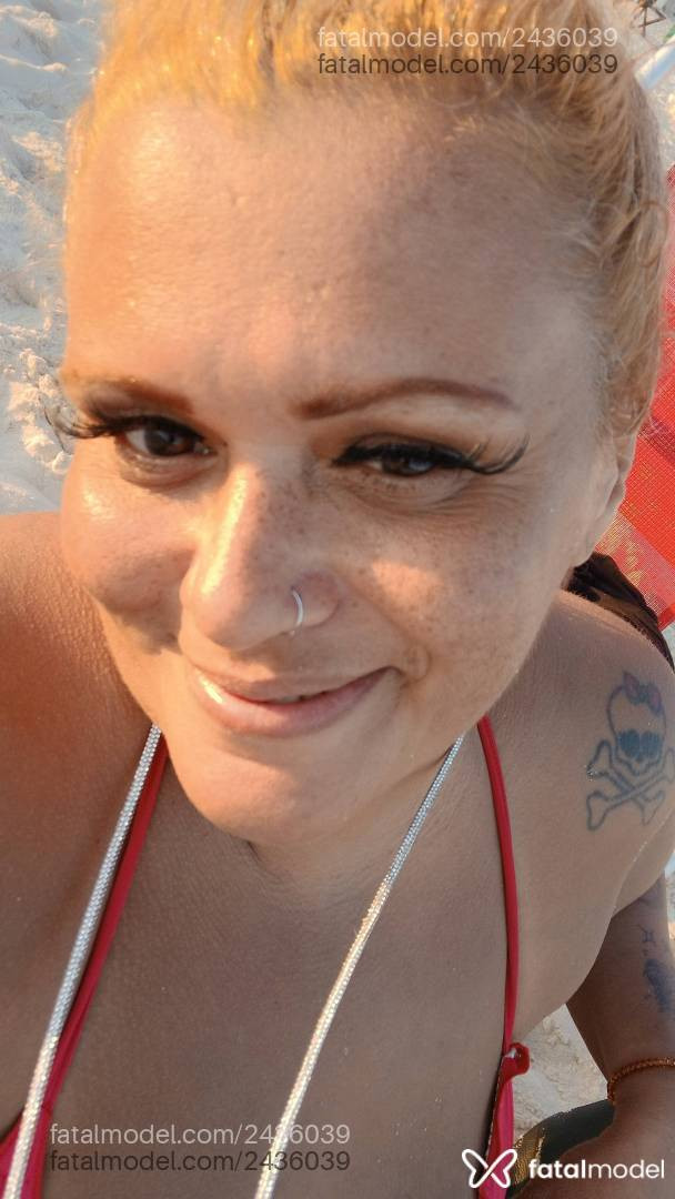 Acompanhante mulher loira (o) de olhos castanhos em Virtual - Thilly Ly