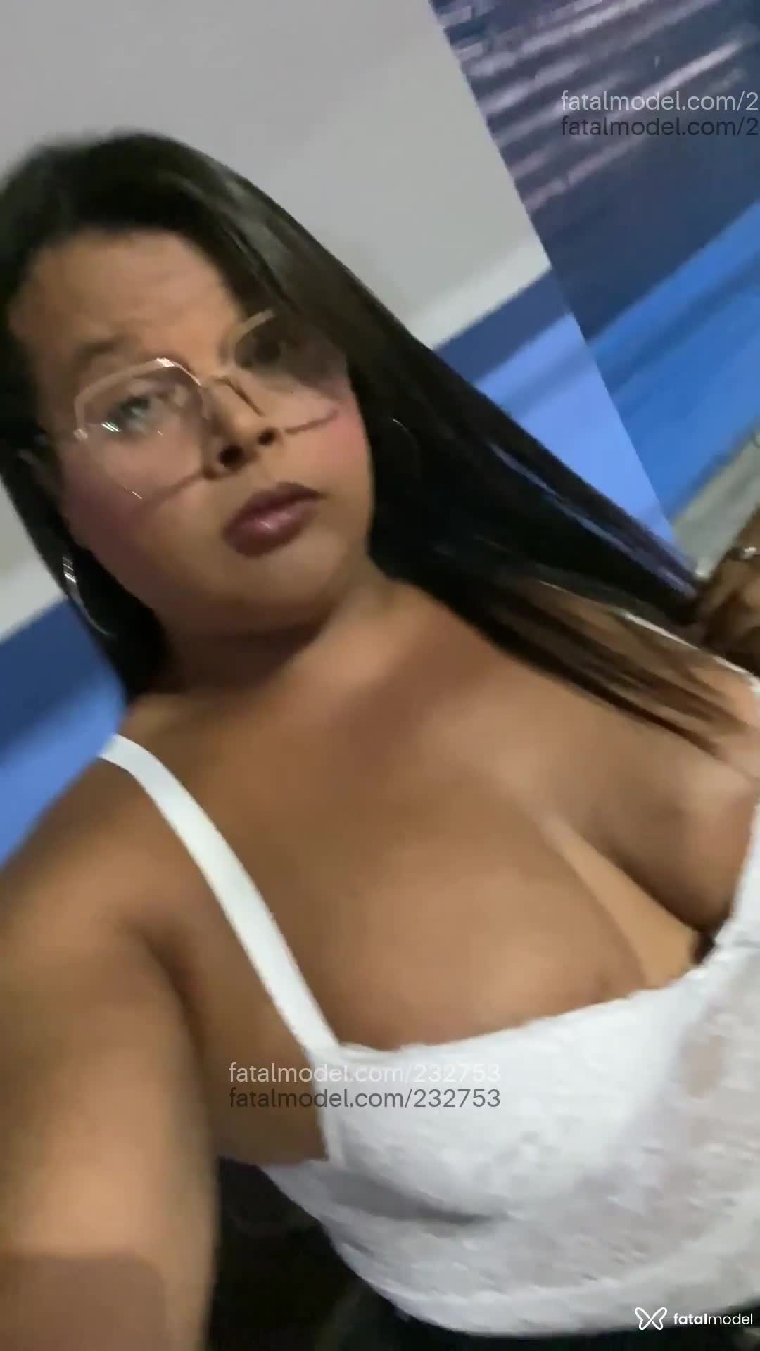 Acompanhante travesti com cabelo colorido de olhos mel em Várzea Grande - Thamela muniz