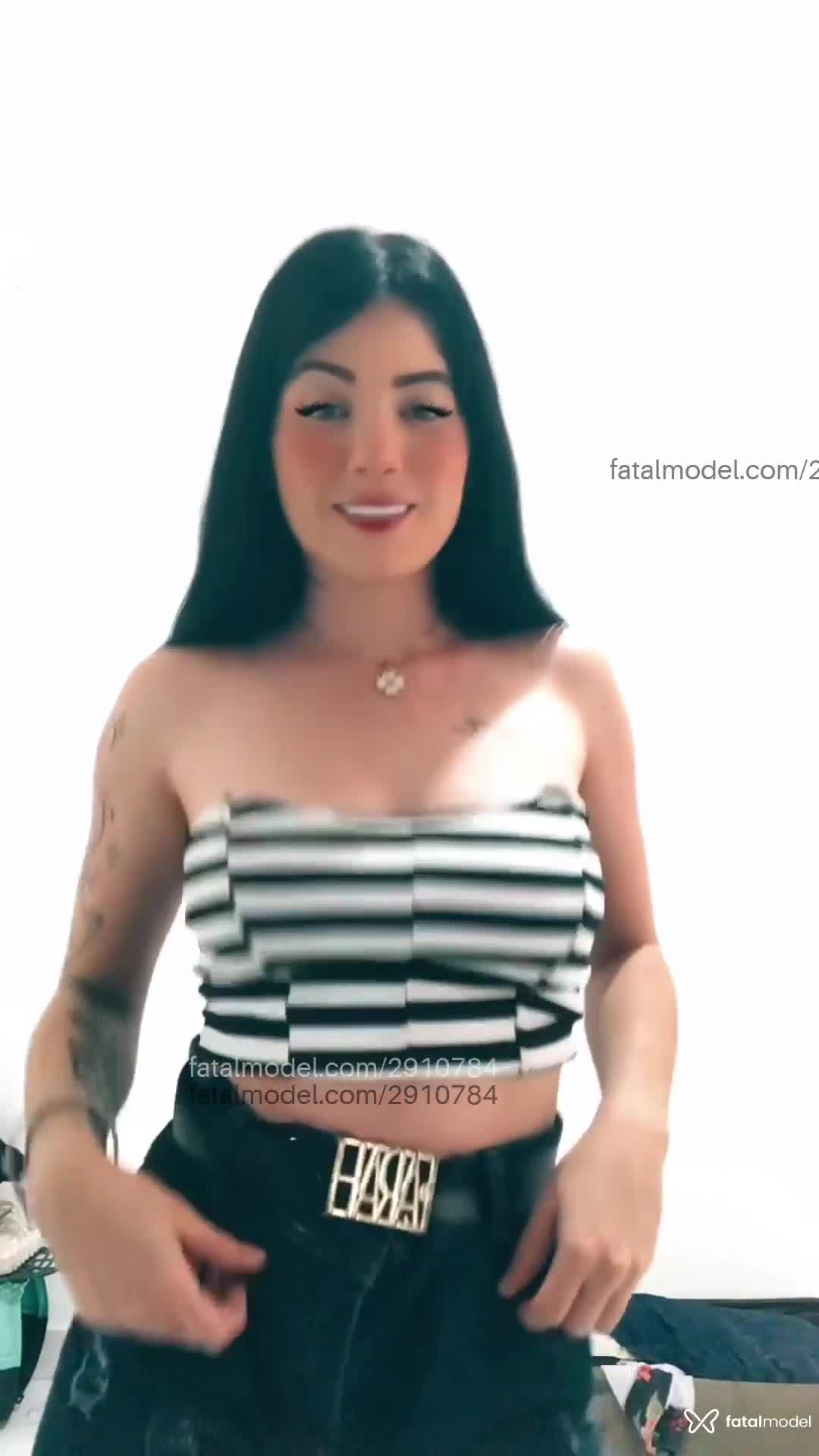Acompanhante mulher morena (o) de olhos verdes em Virtual Acompanhante mulher morena (o) de olhos verdes em Virtual - Sininho
