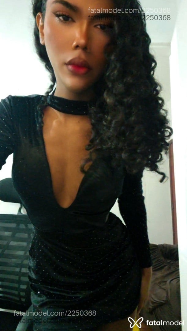 Acompanhante mulher trans com cabelo colorido de olhos pretos em Virtual - Ninfatrans