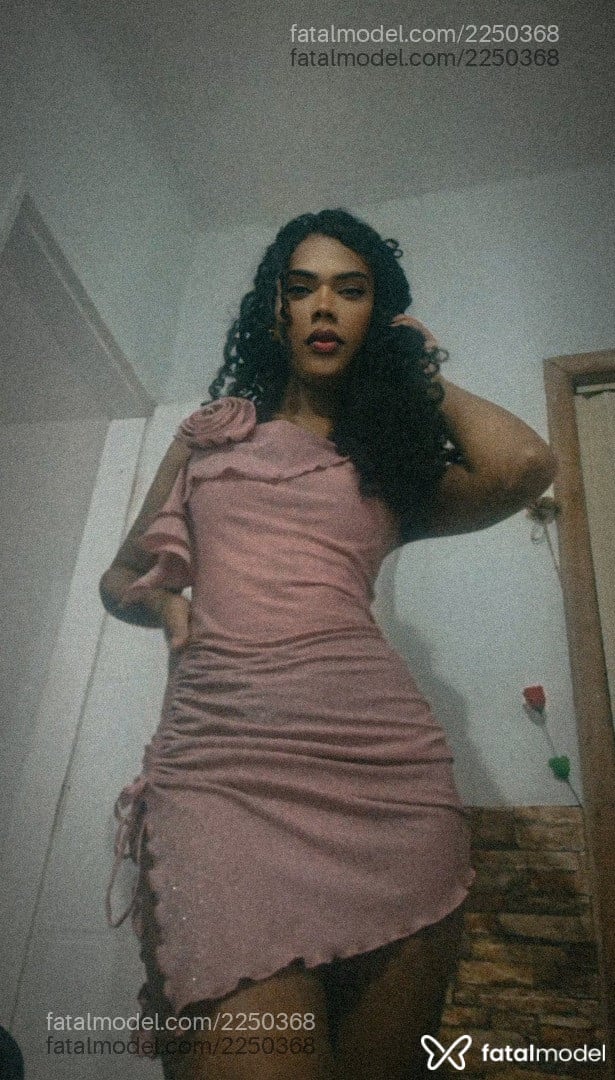 Acompanhante mulher trans com cabelo colorido de olhos pretos em Virtual - Ninfatrans