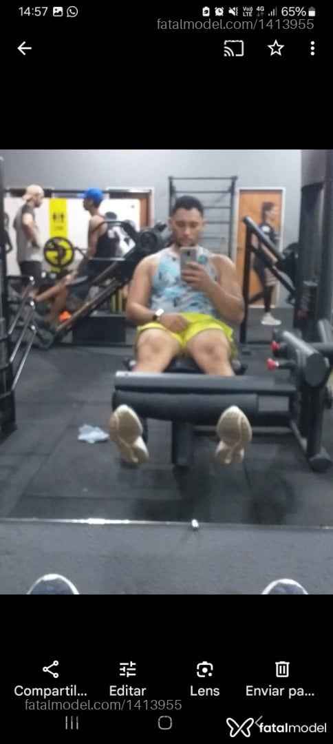 Acompanhante homem morena (o) de olhos castanhos em Janaúba - Garoto saliente 