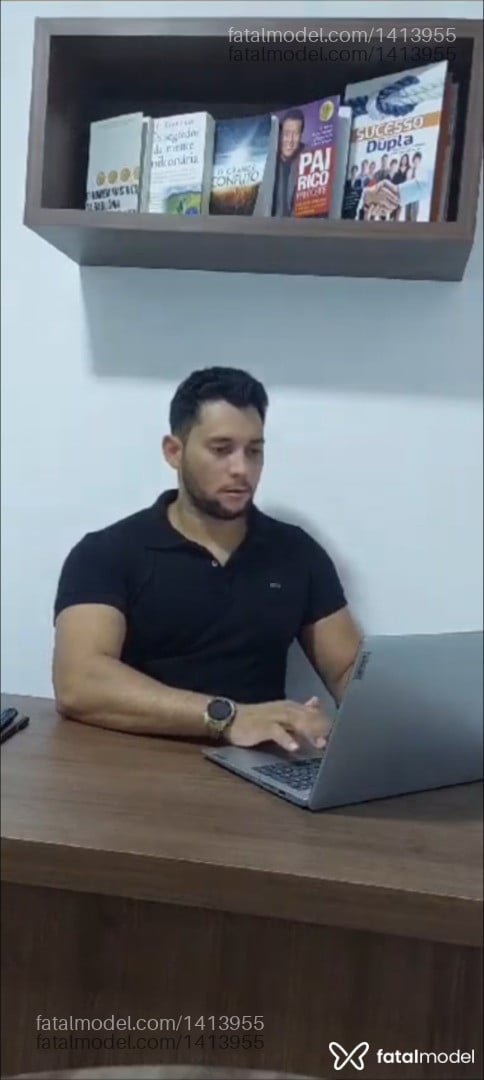 Acompanhante homem morena (o) de olhos castanhos em Janaúba - Garoto saliente 