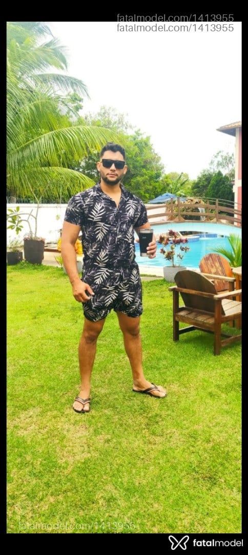Acompanhante homem morena (o) de olhos castanhos em Janaúba - Garoto saliente 