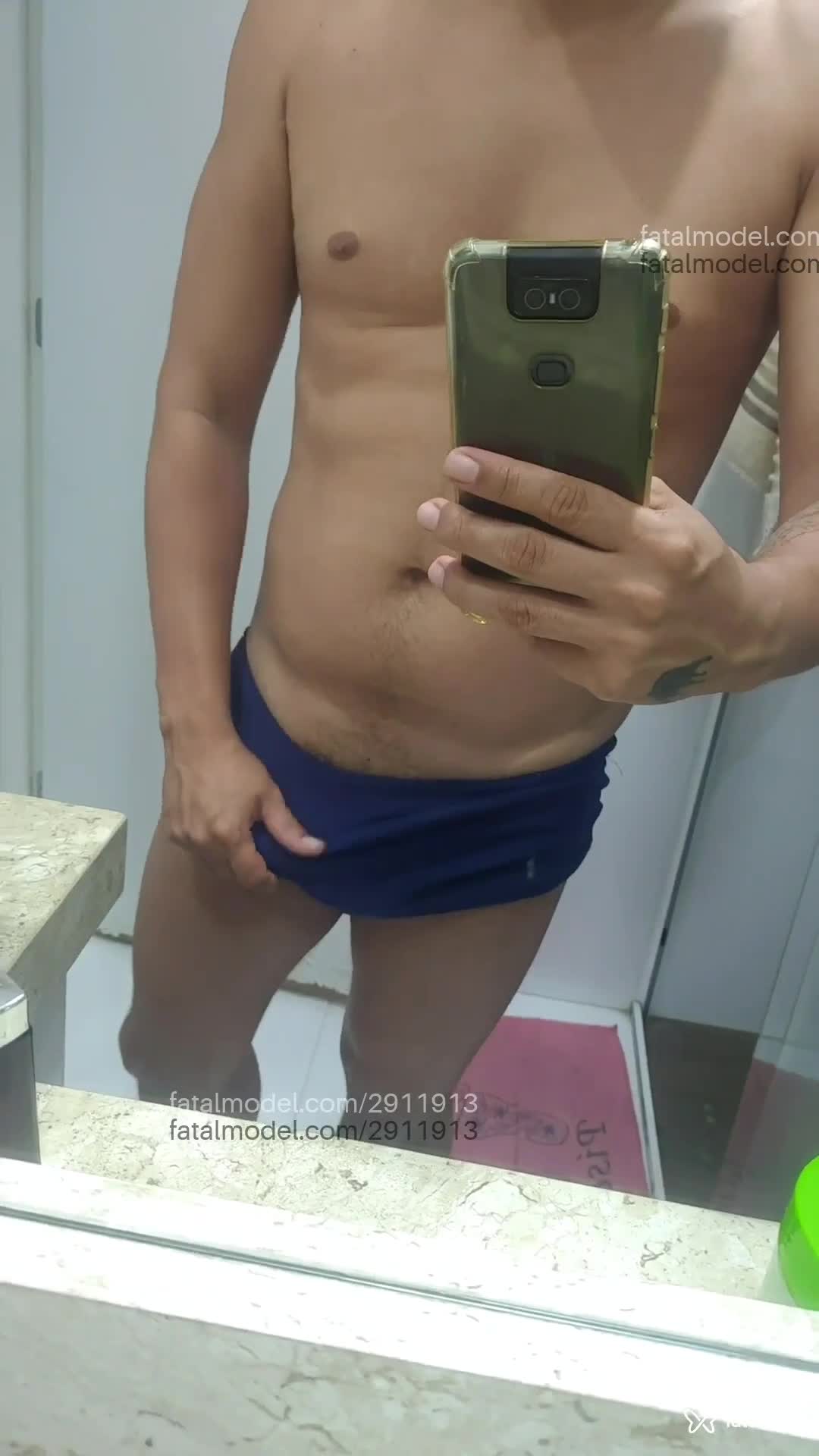 Acompanhante homem com cabelo castanho de olhos castanhos em Rio de Janeiro Acompanhante homem com cabelo castanho de olhos castanhos em Rio de Janeiro - Marks