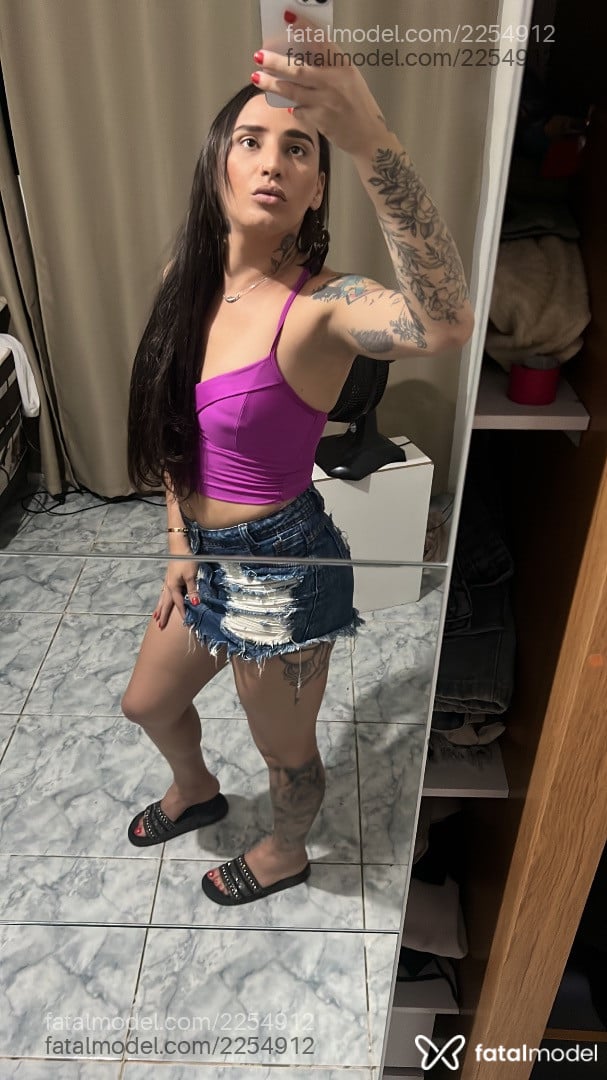 Acompanhante mulher trans com cabelo castanho de olhos castanhos em São Paulo - Romênia