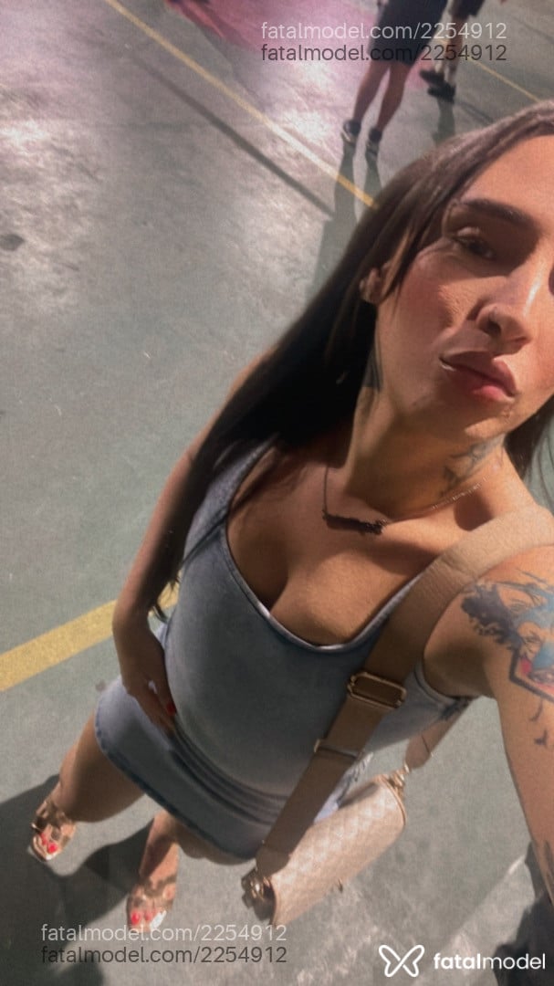 Acompanhante mulher trans com cabelo castanho de olhos castanhos em São Paulo - Romênia