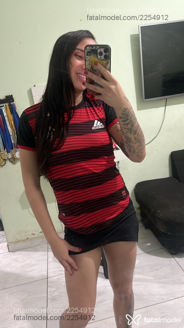 Acompanhante mulher trans com cabelo castanho de olhos castanhos em São Paulo - Romênia