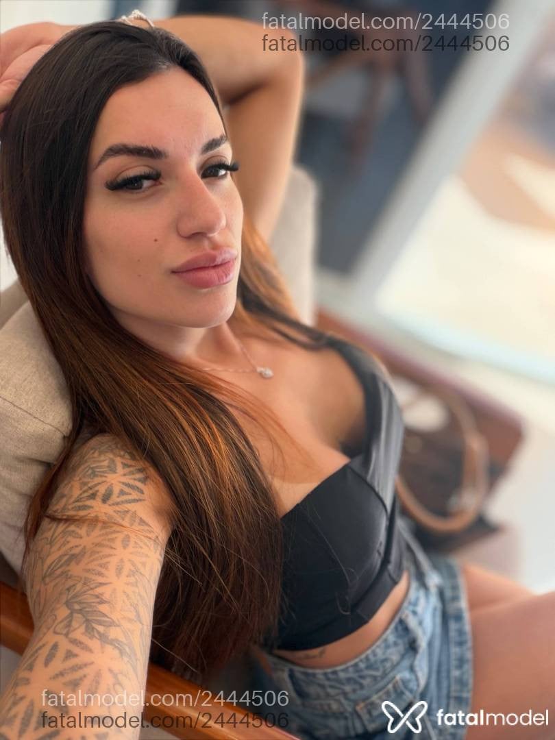 Acompanhante mulher com cabelo castanho de olhos castanhos - Beatriz Monteiro