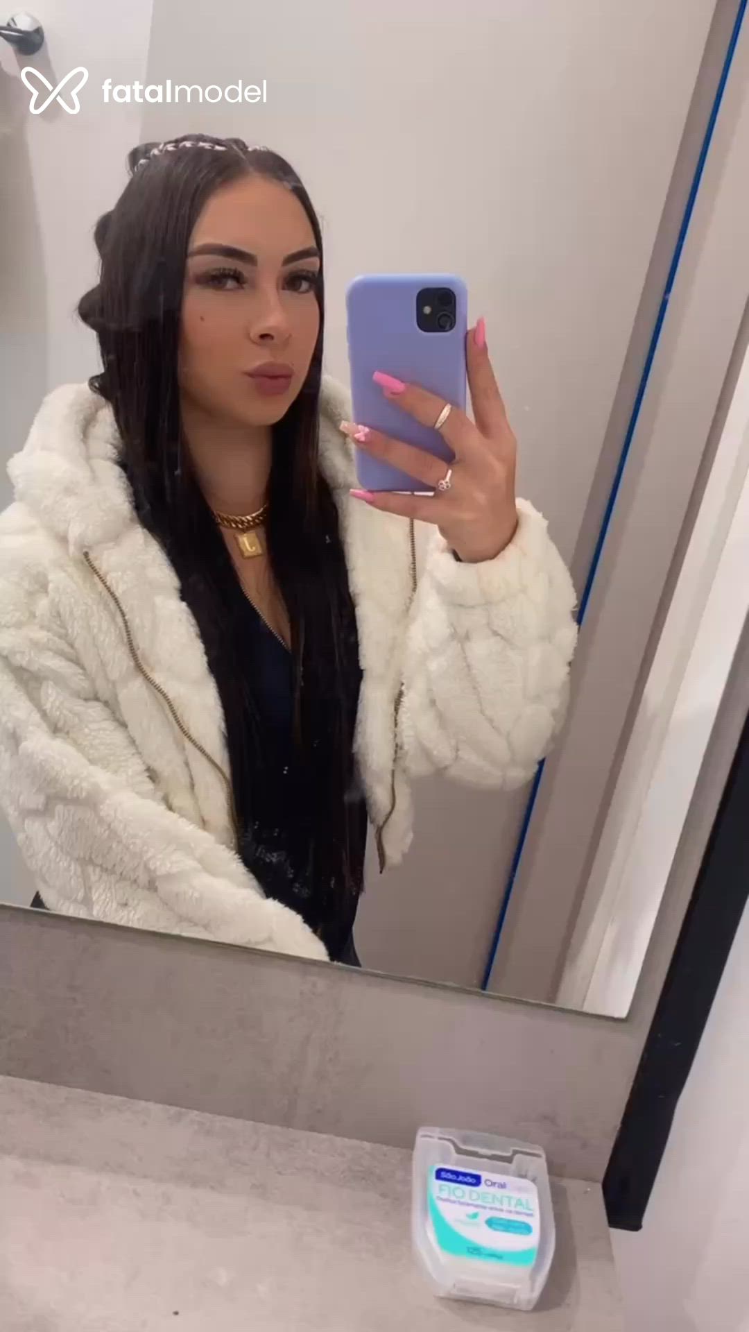 Acompanhante mulher com cabelo castanho de olhos mel - Alice Acompanhante mulher com cabelo castanho de olhos mel - Alice