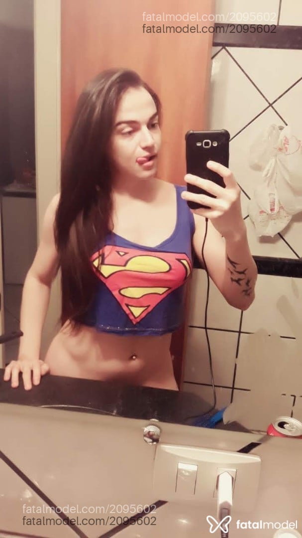 Acompanhante mulher trans com cabelo castanho de olhos castanhos em Virtual - Isabella Sperandio