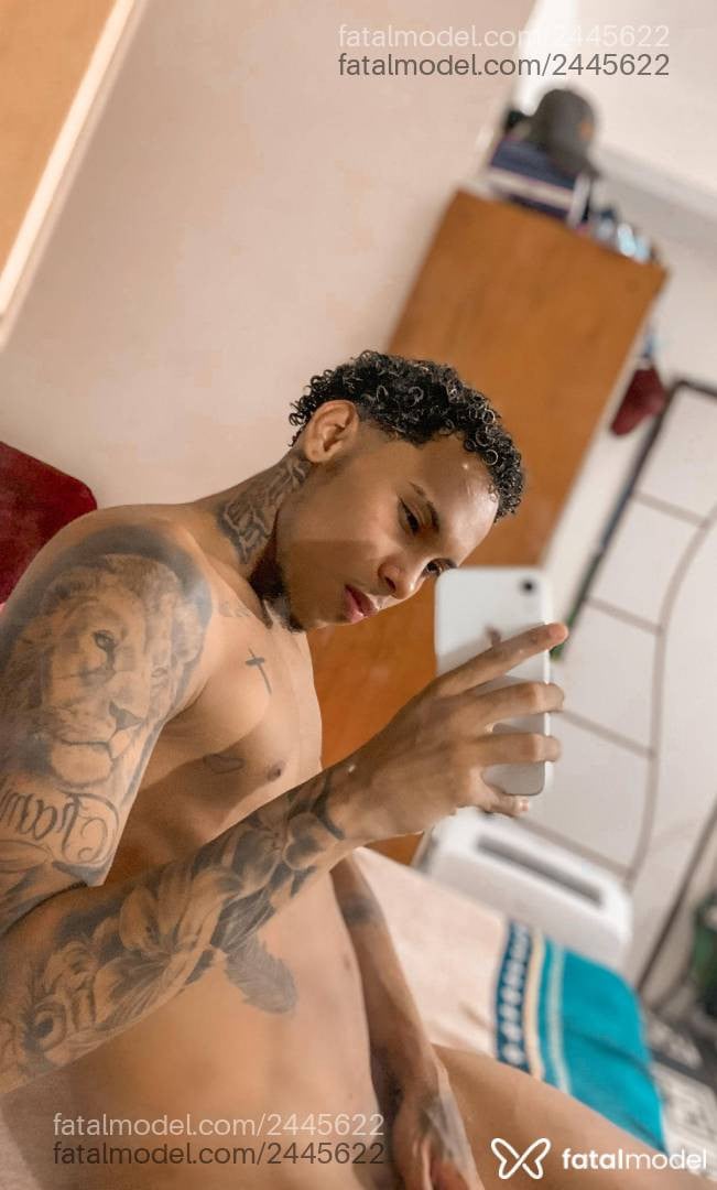 Acompanhante homem com cabelo castanho de olhos pretos - Romario Acompanhante homem com cabelo castanho de olhos pretos - Romario