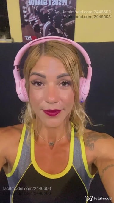 Acompanhante mulher loira (o) de olhos castanhos - Penélope