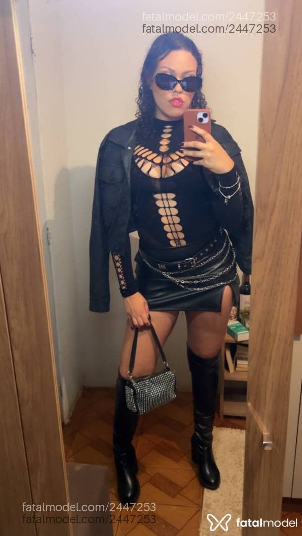 Acompanhante mulher com cabelo castanho de olhos pretos - Keity