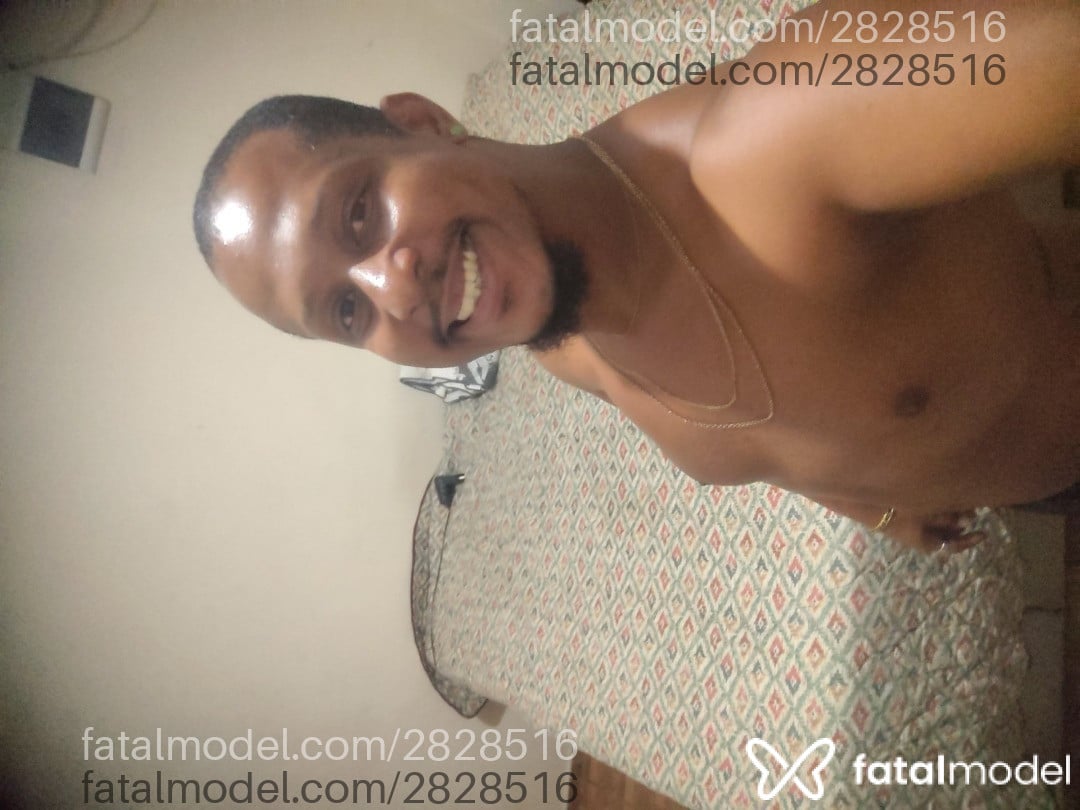 Acompanhante homem sem cabelo de olhos castanhos - Blade Acompanhante homem sem cabelo de olhos castanhos - Blade