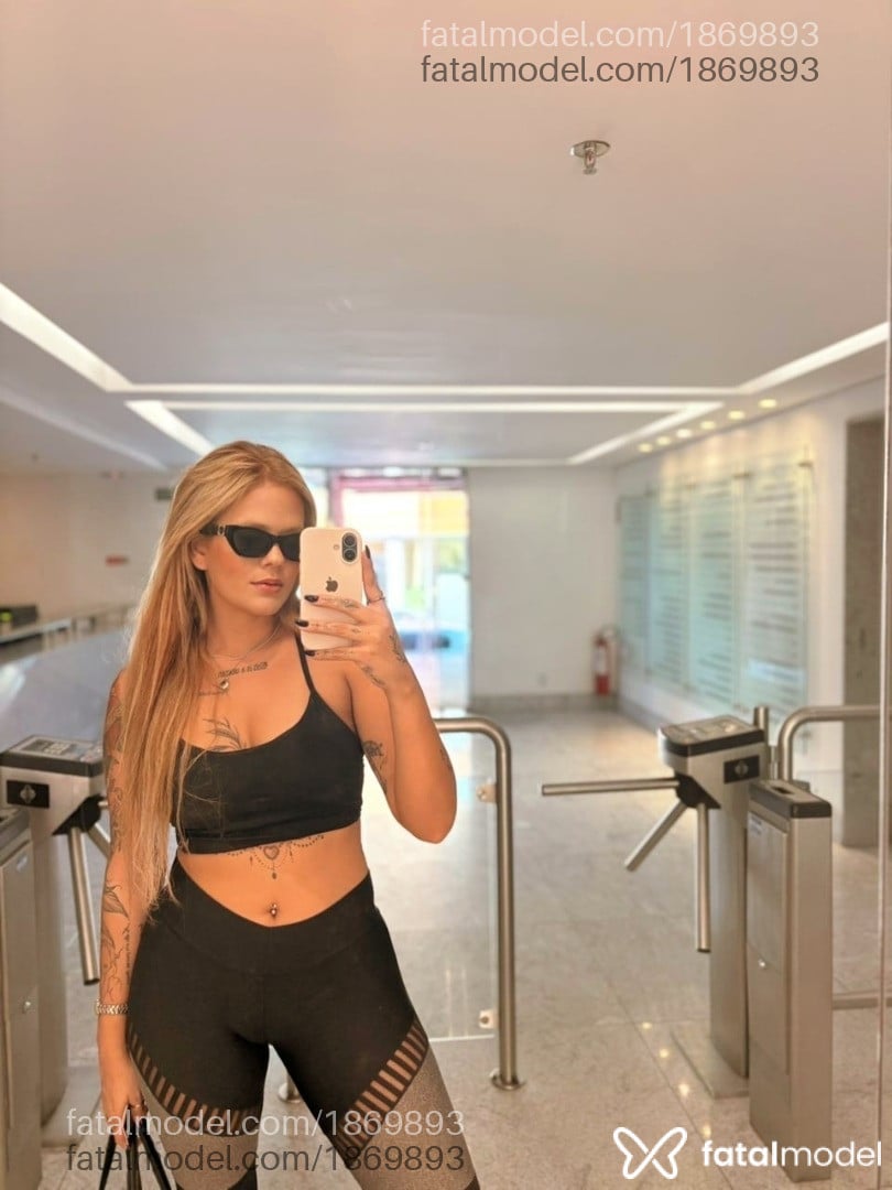 Acompanhante mulher loira (o) de olhos castanhos em Virtual - Maria Emília