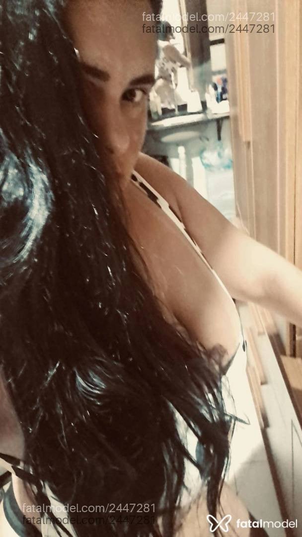 Acompanhante mulher morena (o) de olhos pretos - Afrodite