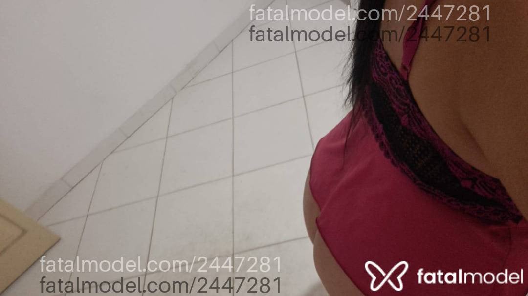 Acompanhante mulher morena (o) de olhos pretos - Afrodite