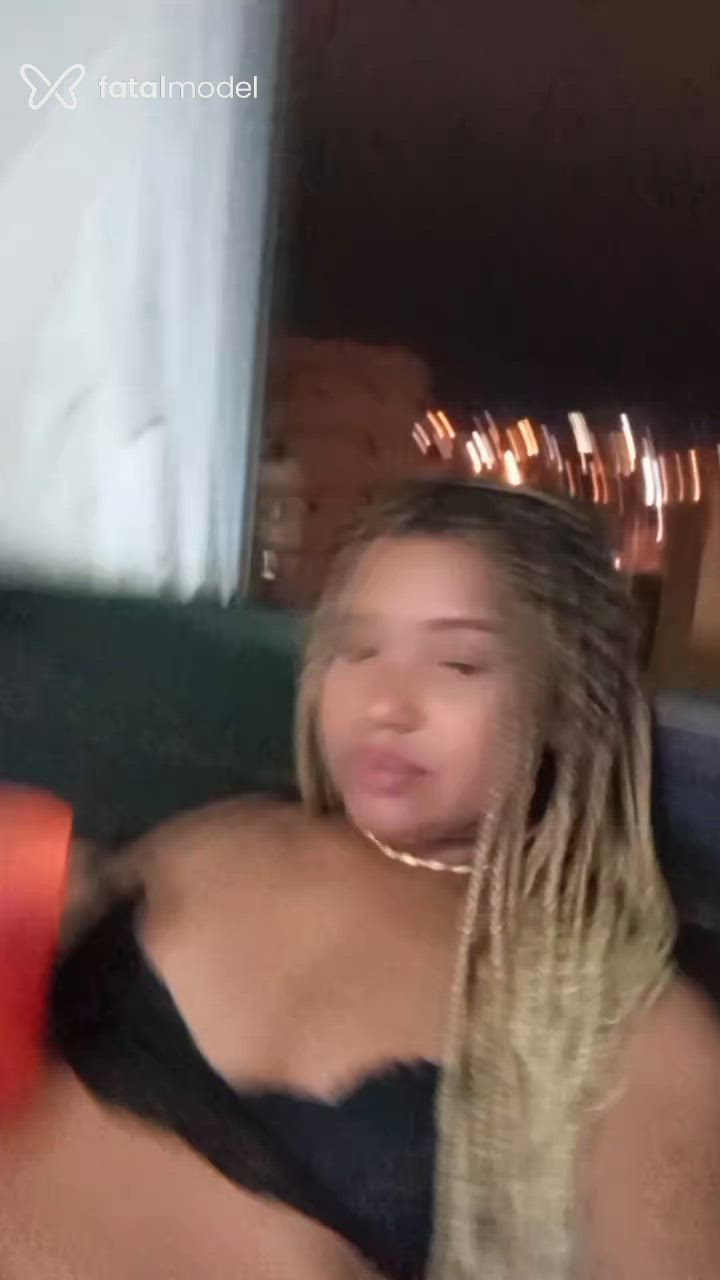 Acompanhante mulher loira (o) de olhos castanhos - Carolina