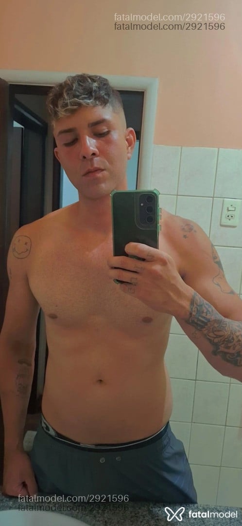Acompanhante homem com cabelo colorido de olhos castanhos em Juiz de Fora - Lucas