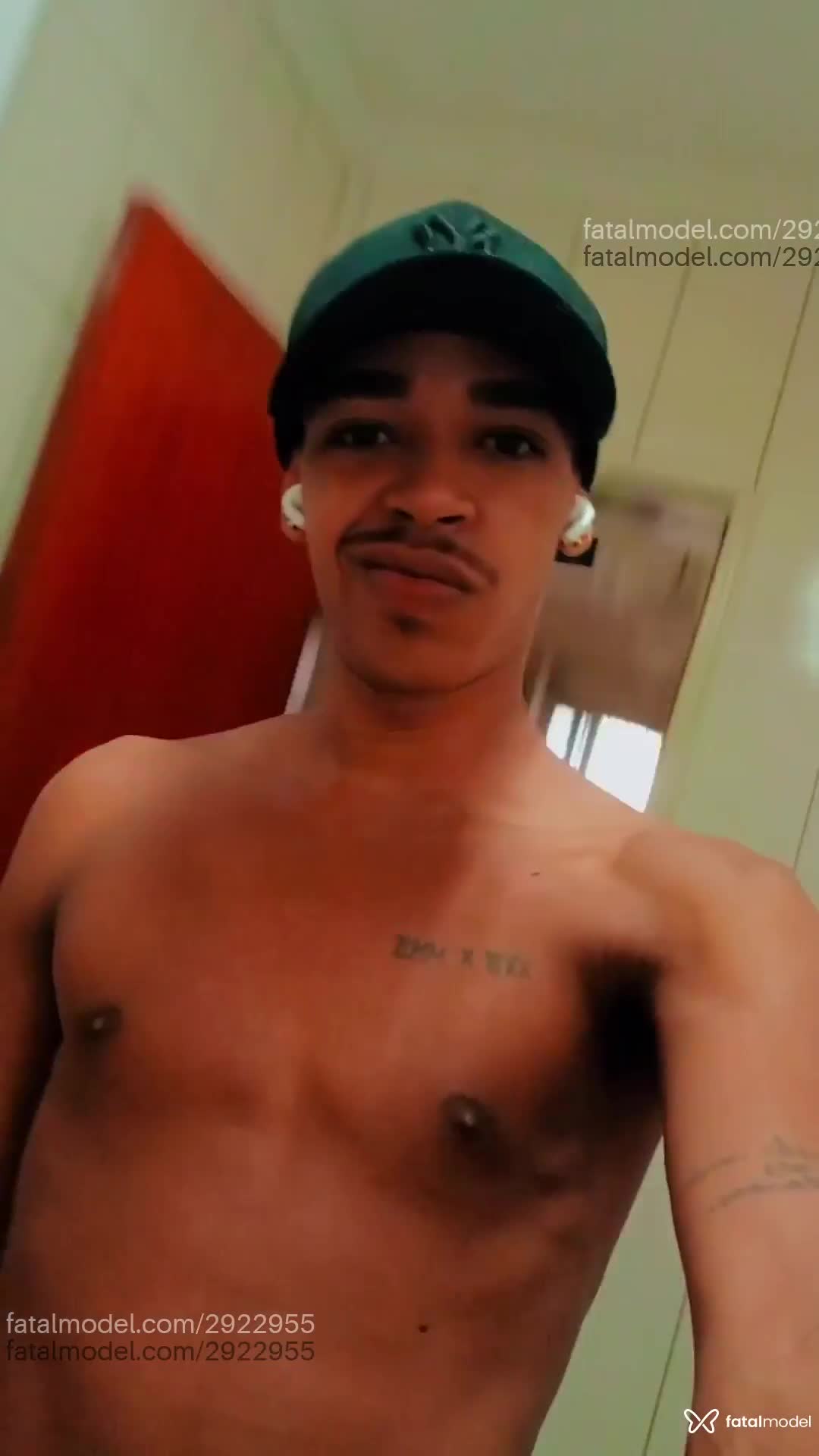 Acompanhante homem sem cabelo de olhos castanhos em Belém Acompanhante homem sem cabelo de olhos castanhos em Belém - Jhony Martinez