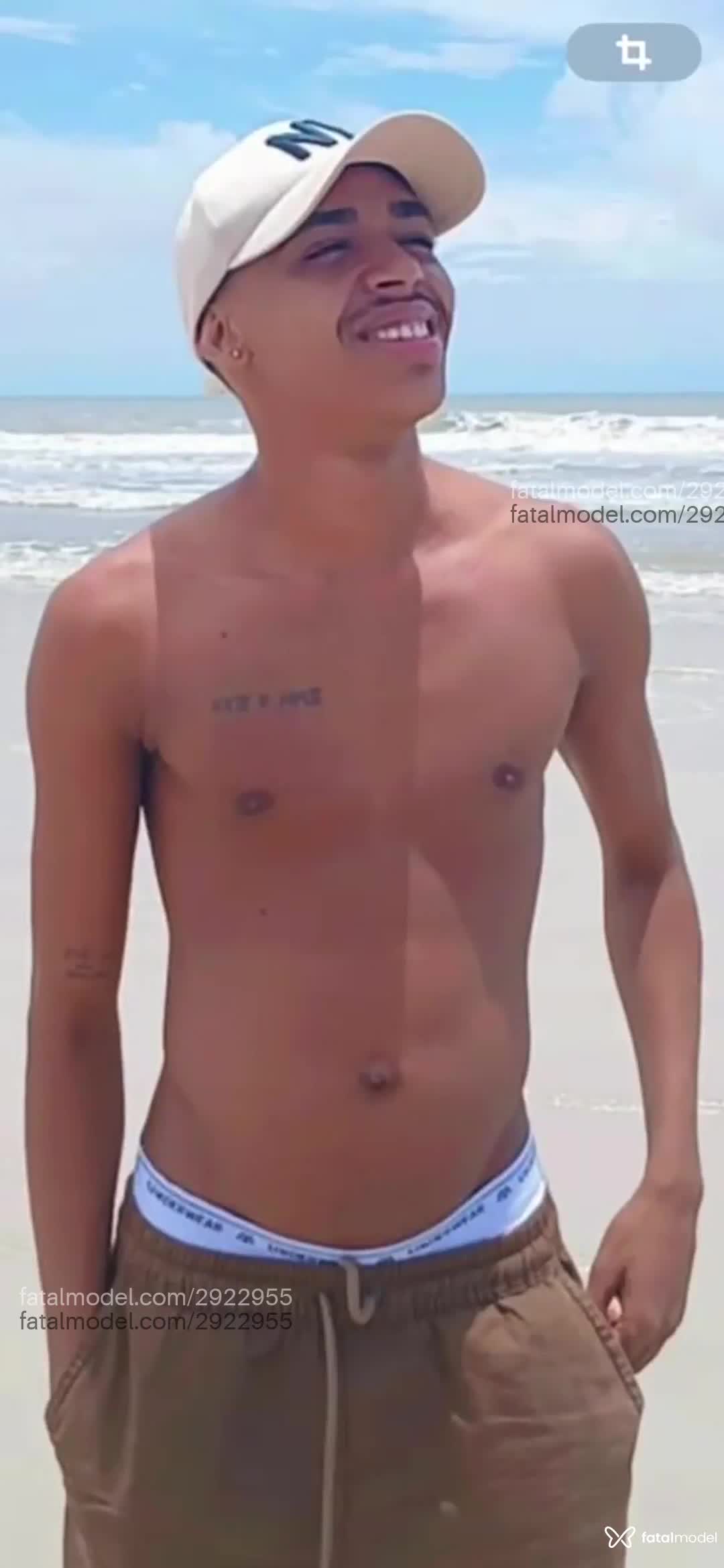 Acompanhante homem sem cabelo de olhos castanhos em Belém Acompanhante homem sem cabelo de olhos castanhos em Belém - Jhony Martinez