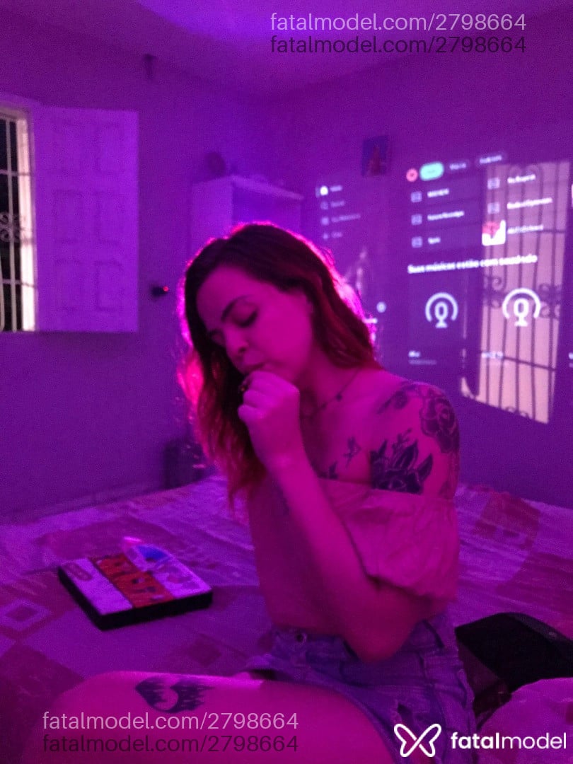 Acompanhante mulher trans com cabelo colorido de olhos azuis em Tianguá Acompanhante mulher trans com cabelo colorido de olhos azuis em Tianguá - Ginger