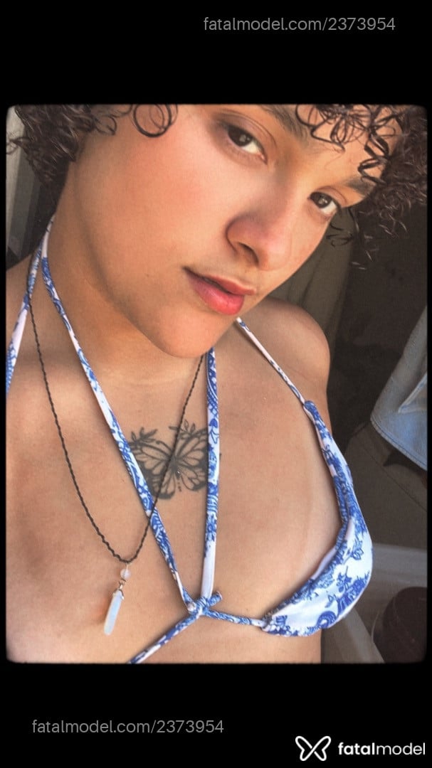 Acompanhante não-binário com cabelo castanho de olhos castanhos em Araranguá - Sarina