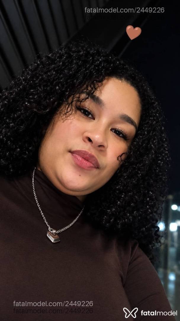 Acompanhante mulher com cabelo castanho de olhos castanhos - Nyx Oliveira